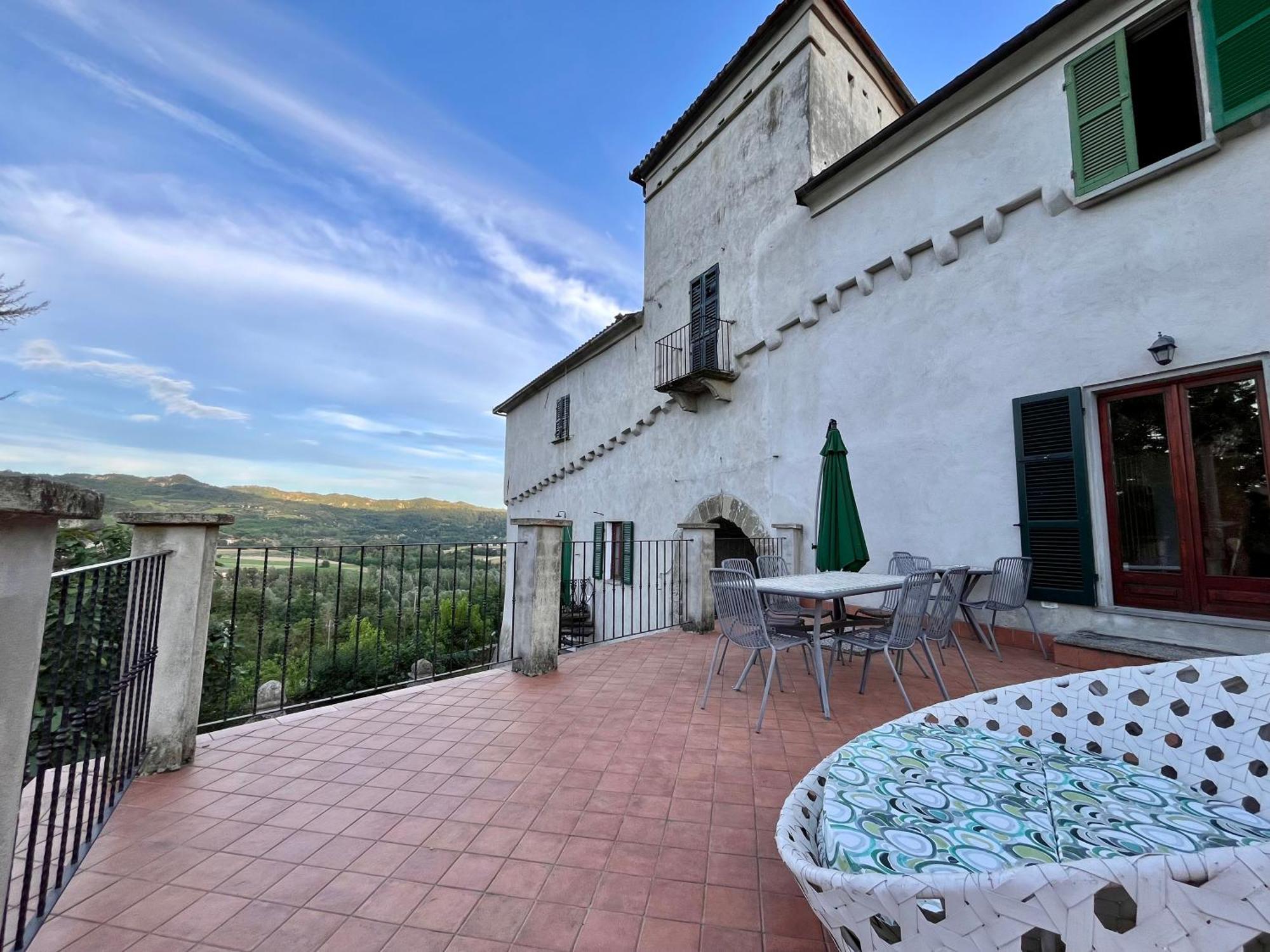 Holiday home Amazing Castle House Mombaldone